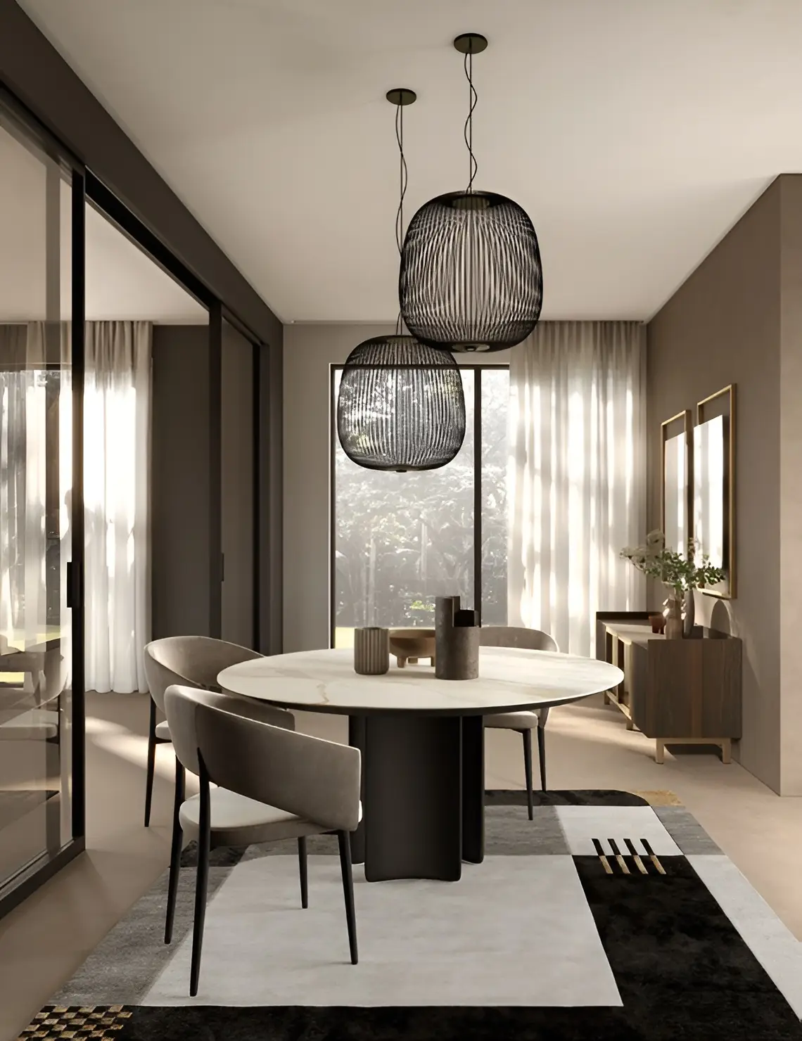 Une salle à manger moderne présente un aménagement intérieur bien pensé avec une table ronde blanche, quatre chaises, deux grandes lampes suspendues, des armoires à miroirs et des fenêtres allant du sol au plafond, habillées de rideaux transparents.