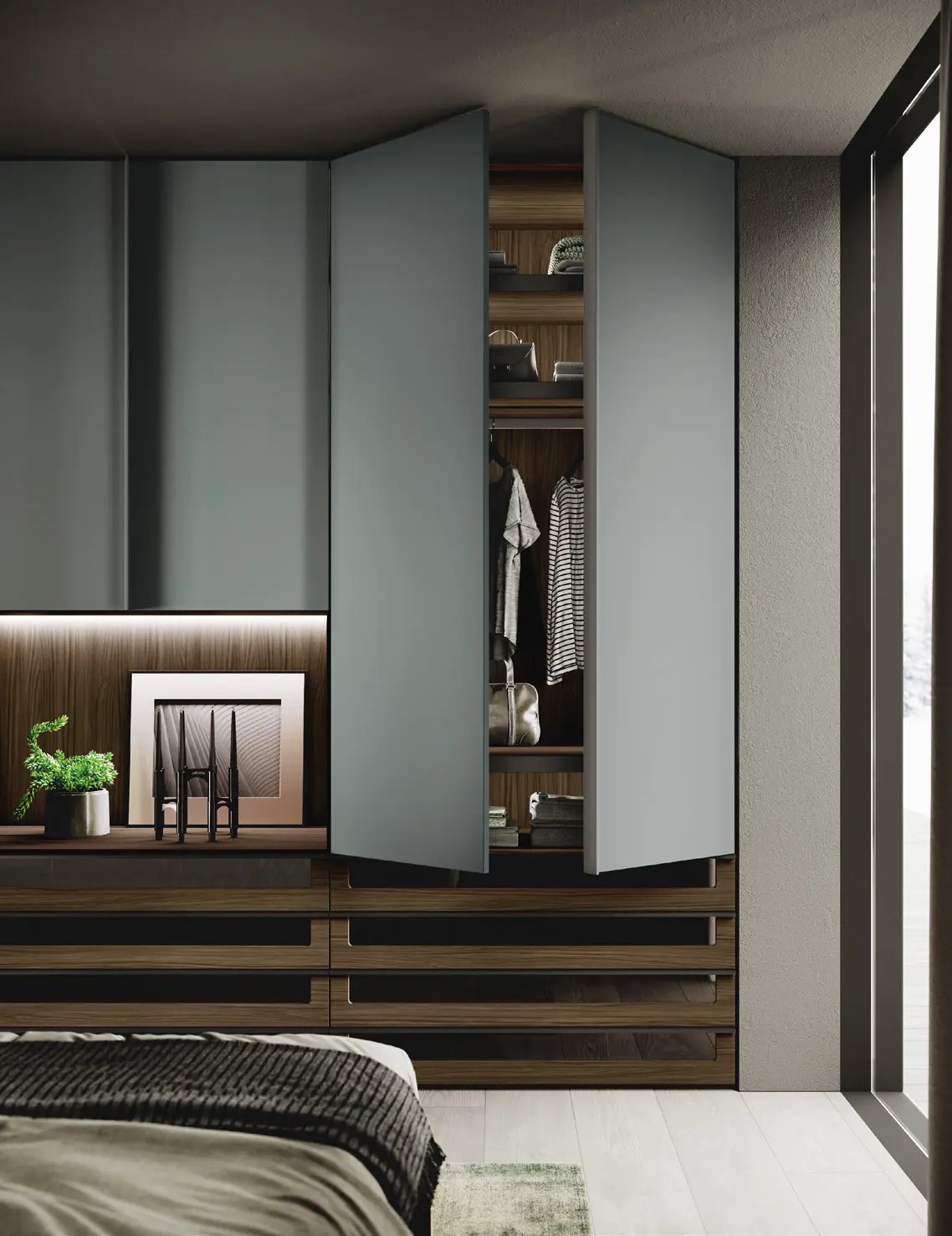 Une armoire de chambre à coucher moderne aux portes grises partiellement ouvertes révèle des vêtements suspendus et des étagères ; un lit et une étagère décorative sont au premier plan, illustrant l'élégance de l'habillage sur mesure.