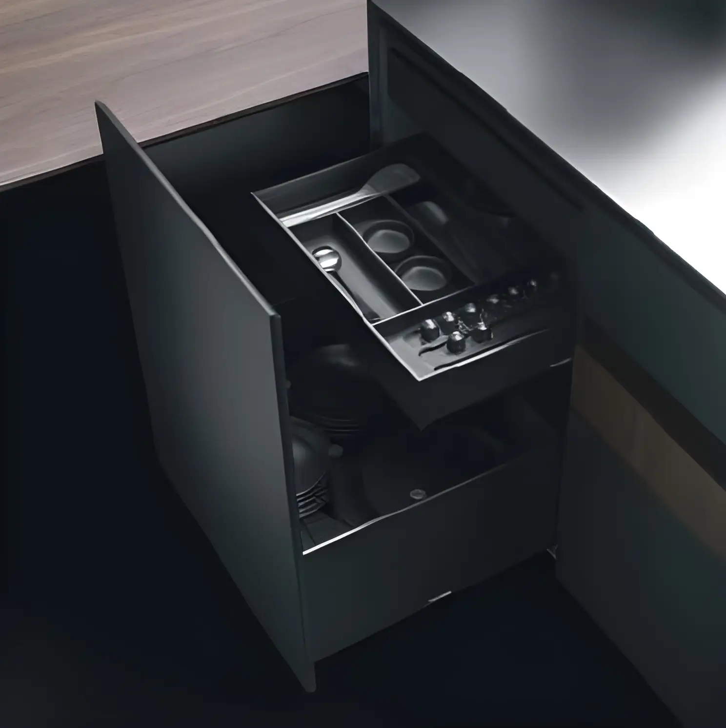 Un bloc-tiroirs de cuisine moderne est ouvert, révélant un plateau d'ustensiles organisé dans le tiroir supérieur et des assiettes empilées dans le tiroir inférieur - parfait pour une cuisine haut de gamme.