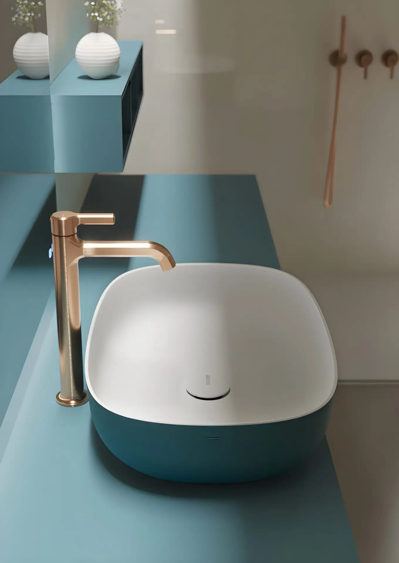 Une salle de bain moderne haut de gamme présente une vasque carrée blanche et un grand robinet doré sur un plan de travail sarcelle. Le décor et les accessoires minimalistes rehaussent l'atmosphère luxueuse qui règne à l'arrière-plan.