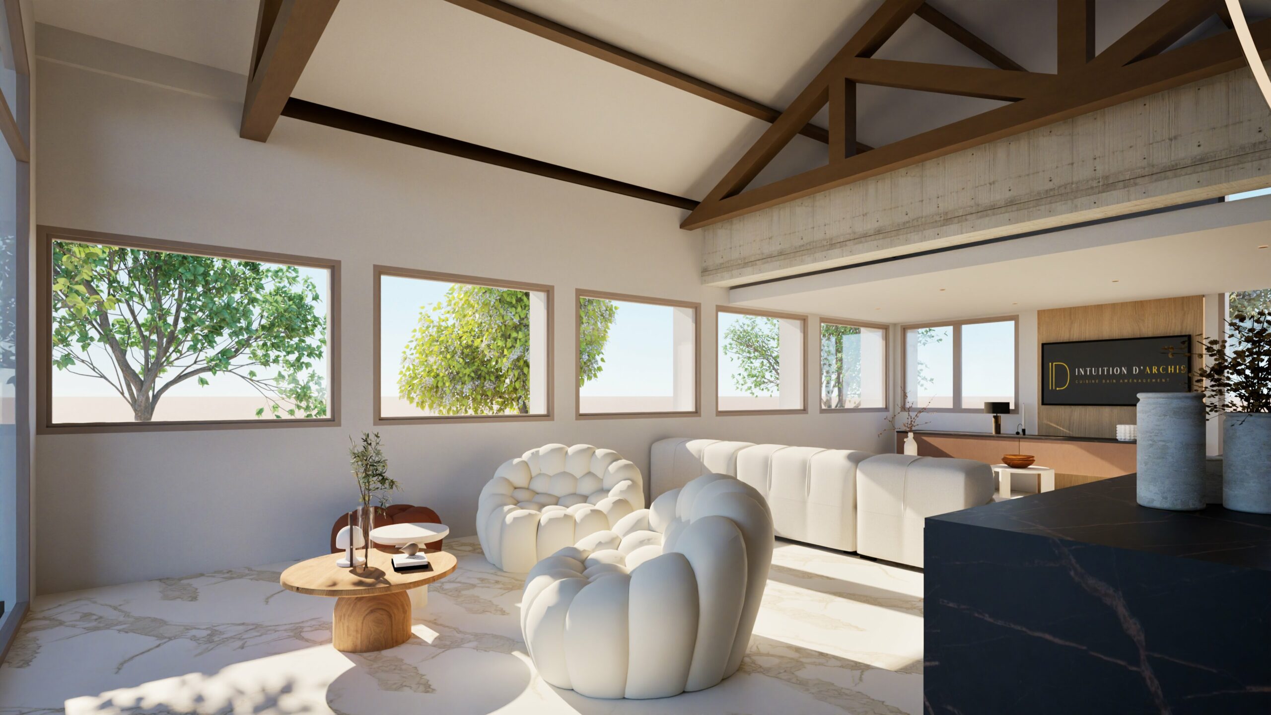 Salon moderne avec plafond voûté, poutres apparentes, grandes fenêtres, canapés touffus blancs, table basse ronde en bois et vue sur les arbres à l'extérieur.